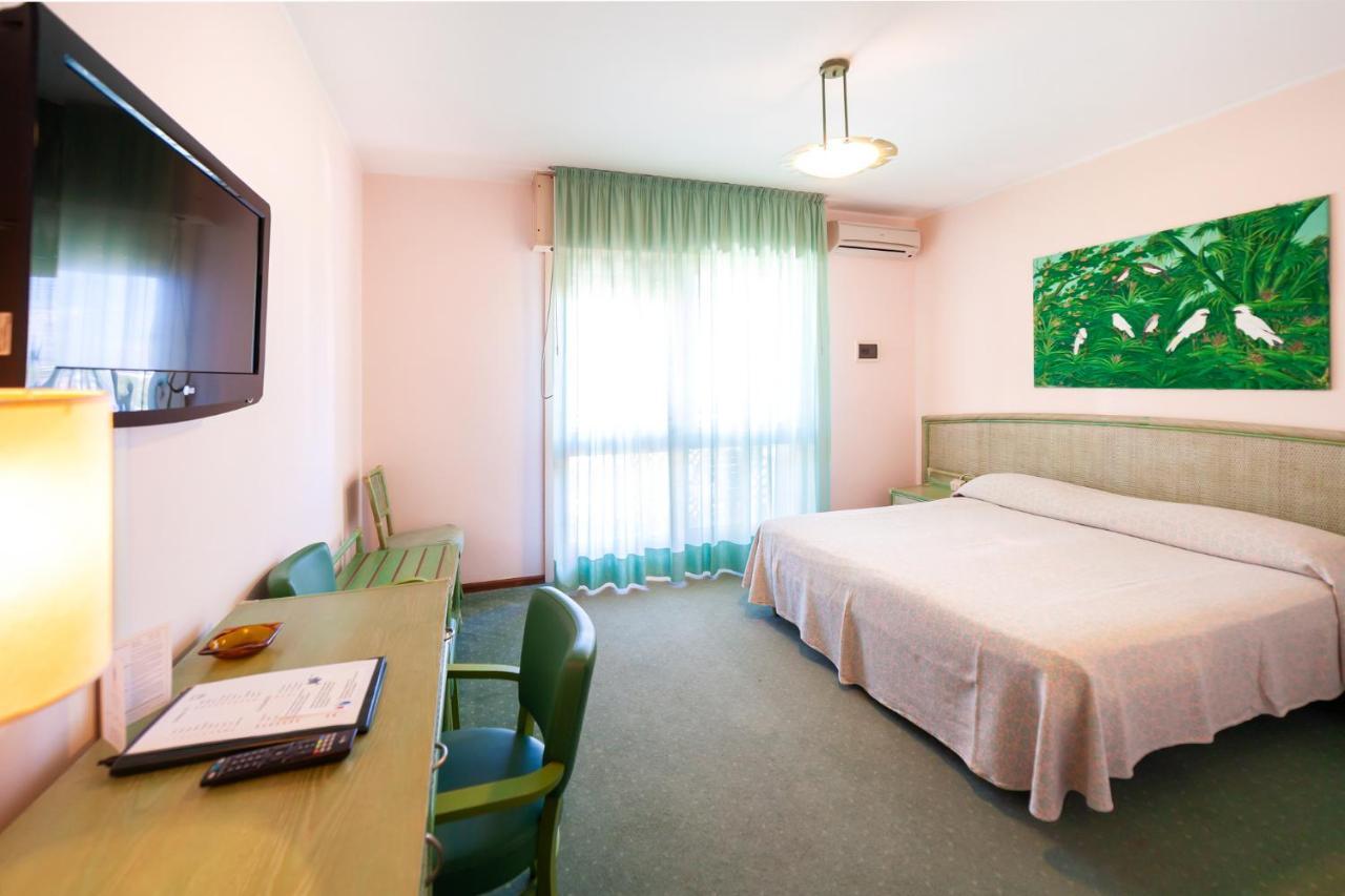 Hotel American Lignano Sabbiadoro Exterior photo
