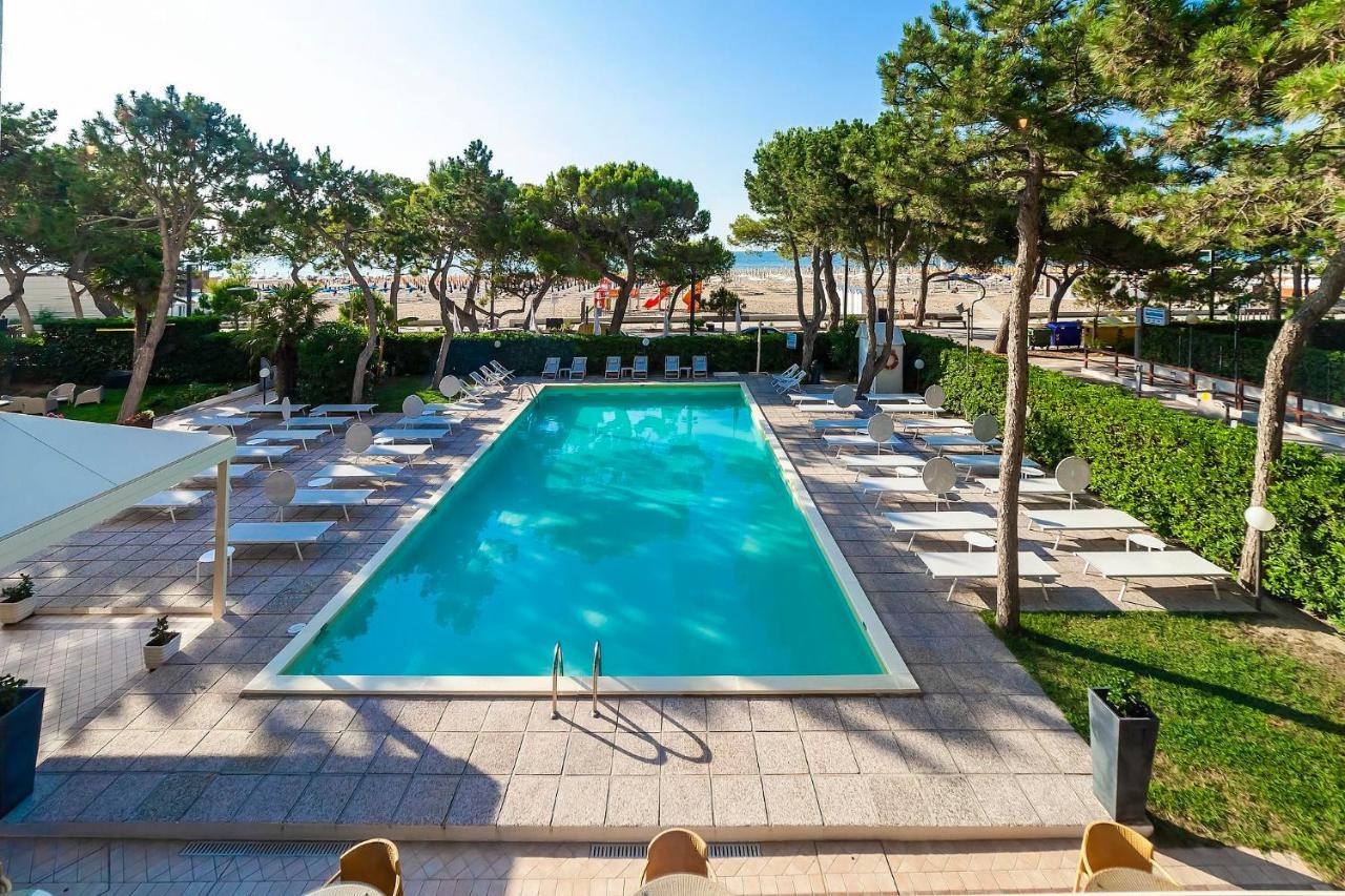 Hotel American Lignano Sabbiadoro Exterior photo